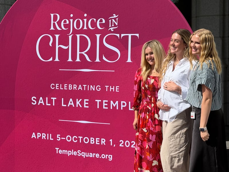 Mujeres posan para una foto en un evento de lanzamiento de la casa abierta del Templo de Salt Lake 2027 en Temple Square el 1 de septiembre de 2026.