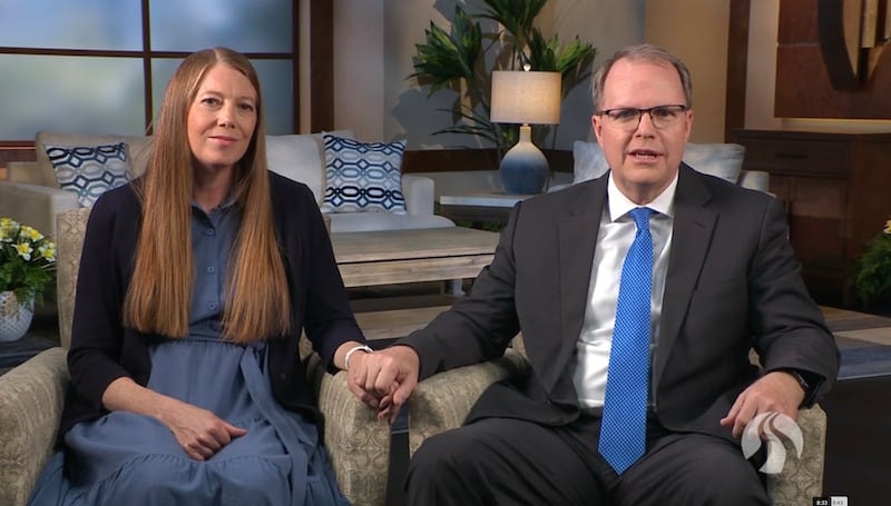 El presidente de BYU–Pathway Worldwide, Brian K. Ashton, y su esposa, la hermana Melinda Ashton, hablan durante una transmisión devocional el viernes, 8 de mayo de 2026.