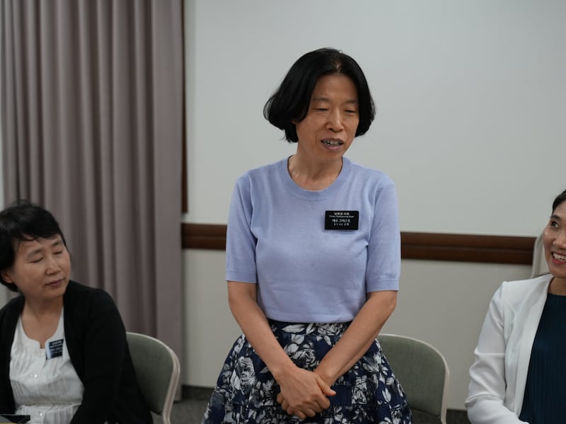 La hermana Hyegyeong Nam, misionera de servicio mayor en la Misión Corea Seúl, habla a otros misioneros en 2025.