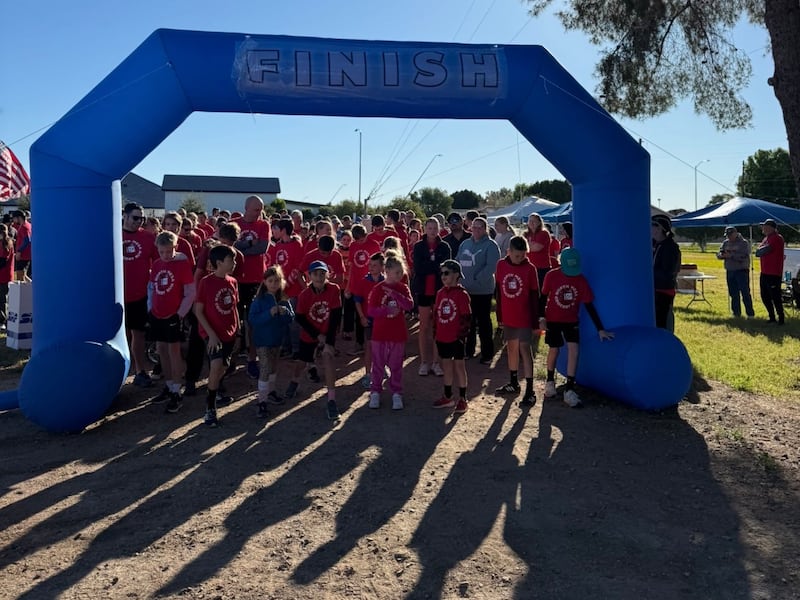 Los participantes se alinean para la segunda carrera anual de compras de Northeast Mesa en Mesa, Arizona, el 21 de febrero de 2026.