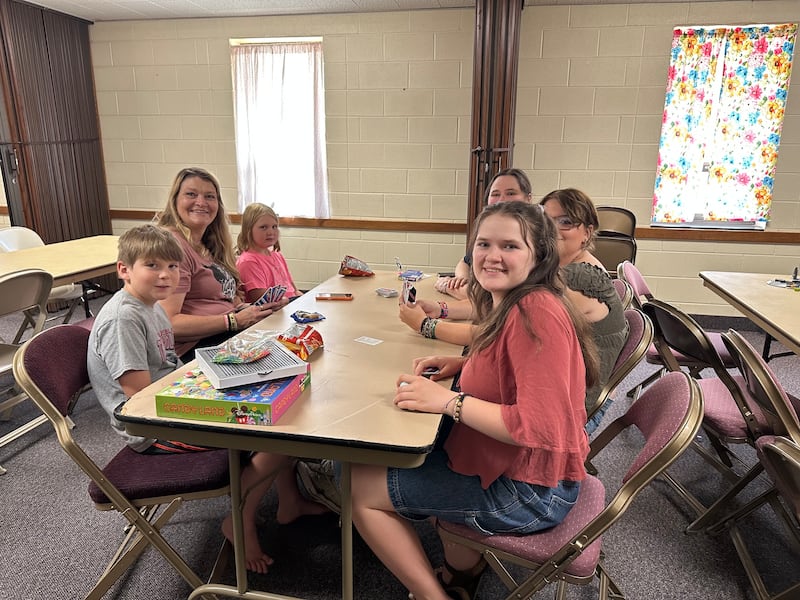 La presidenta de las Mujeres Jóvenes de la Estaca Pueblo Colorado, Misty Koller, juega con su familia en el Centro de la Estaca Pueblo Colorado el 10 de julio de 2026. La familia Koller organizó una sala de juegos para los jóvenes evacuados por el incendio forestal de Aspen Acres durante una actividad de estaca.