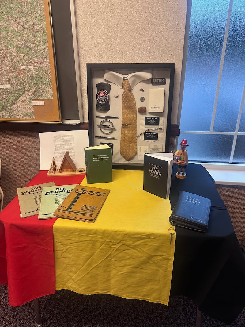 Una sala está preparada con información sobre los esfuerzos misionales durante una noche en el CCM en Brambleton, Virginia, el domingo 15 de marzo de 2026.