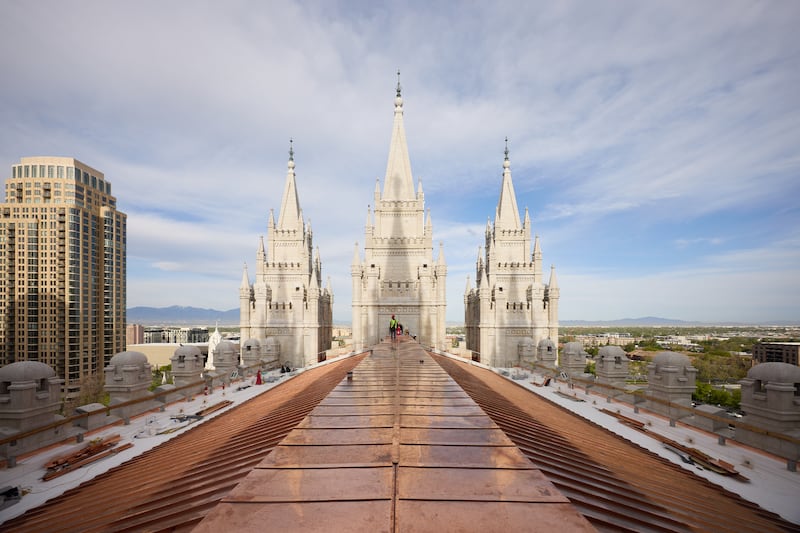 Los obreros instalan un nuevo techo de cobre en el Templo de Salt Lake de La Iglesia de Jesucristo de los Santos de los Últimos Días el martes, 21 de abril de 2026, en Salt Lake City.