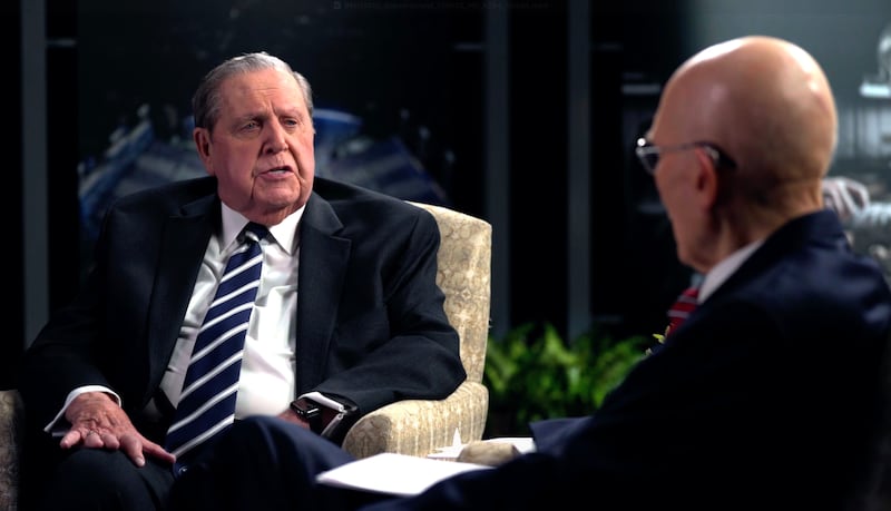 El presidente Jeffrey R. Holland habla con el presidente Dallin H. Oaks sobre BYU.