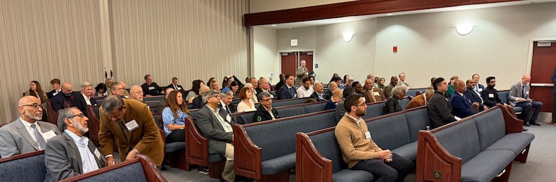 Los invitados se sientan en una de las capillas de la Iglesia en Chicago, Illinois, para una reunión interreligiosa el 14 de octubre de 2026.