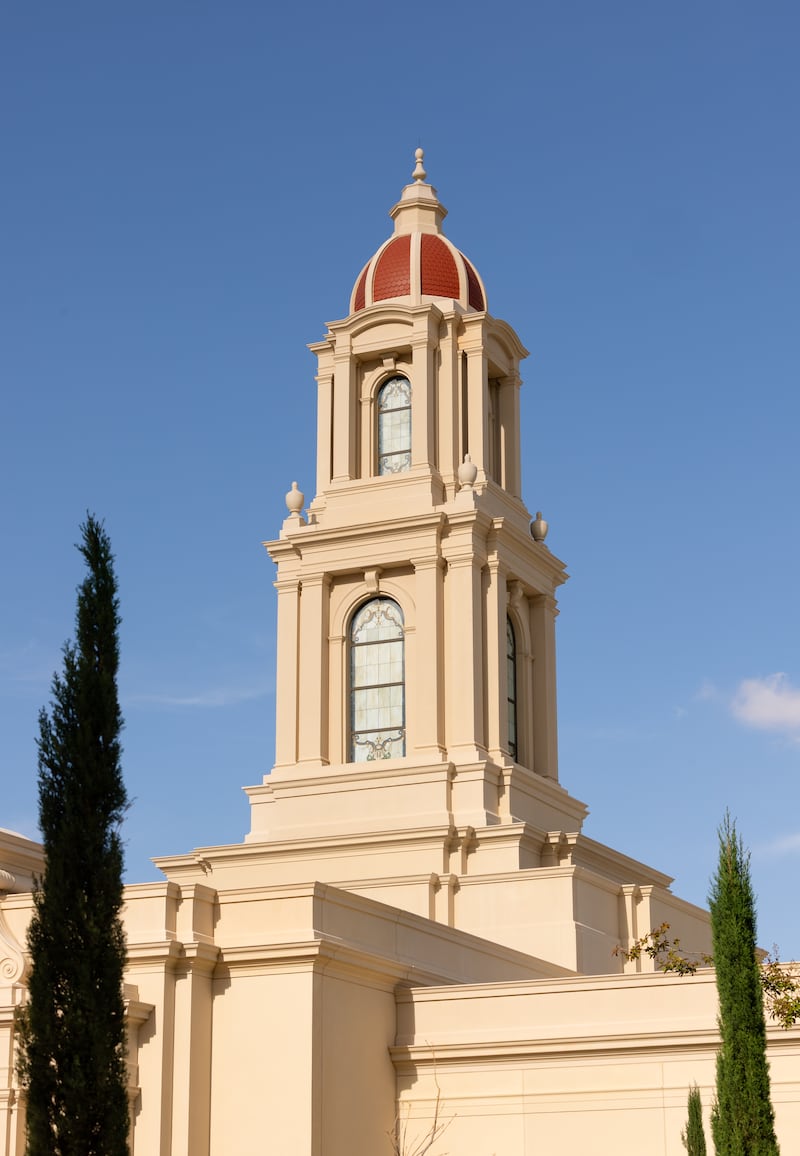 La torre en la cima del Templo de San Luis Potosí, México.
