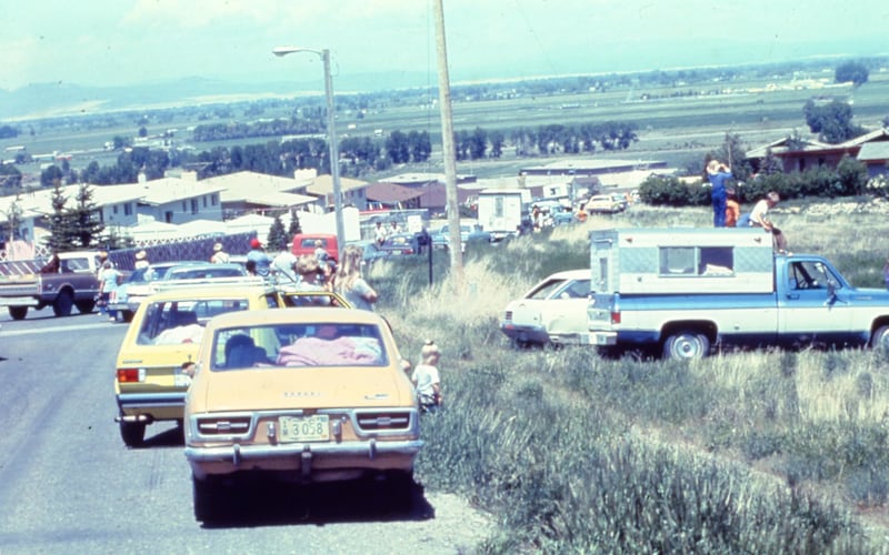 Los residentes de Rexburg, Idaho, y las comunidades cercanas evacúan hacia la colina sobre Ricks College mientras las aguas de la inundación se acercan por la brecha de la presa Teton el 5 de junio de 1976.