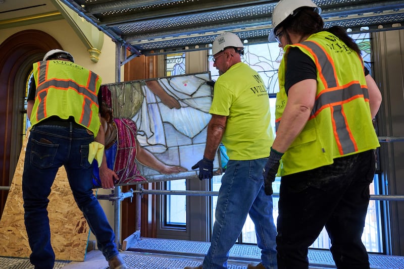 Los equipos colocan meticulosamente paneles de vidrio artístico en los edificios de la entrada norte de la Manzana del Templo en Salt Lake City el miércoles, 11 de marzo de 2026.