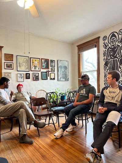 Un grupo de la Reverse Open House visita la Casa del Trabajador Católico Dorothy Day en la primavera de 2022 en Washington, D.C.