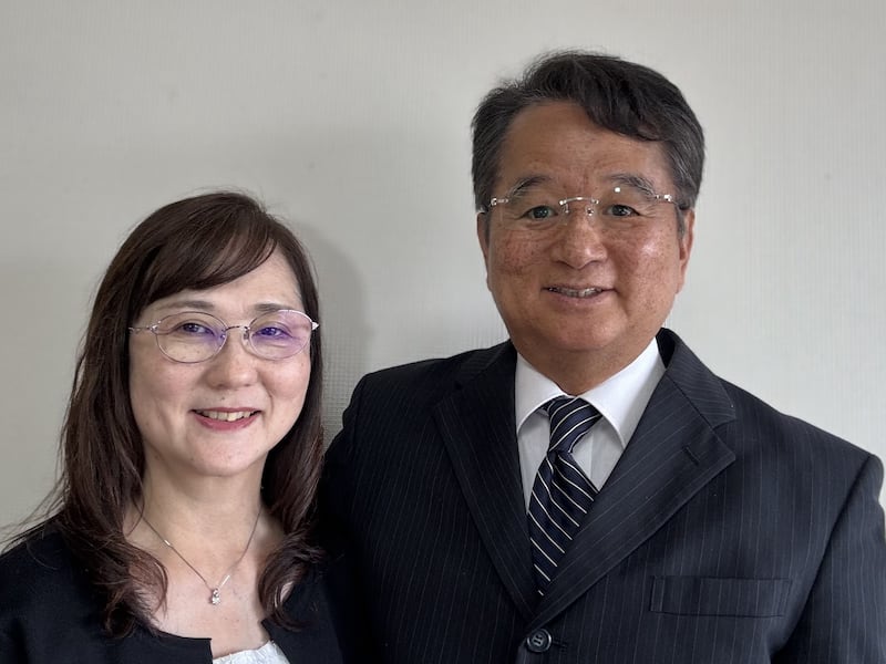 Tsukasa Nagamine y Sae Nagamine, quienes servirán como presidente y directora del Templo de Okinawa, Japón, a partir de septiembre de 2026.