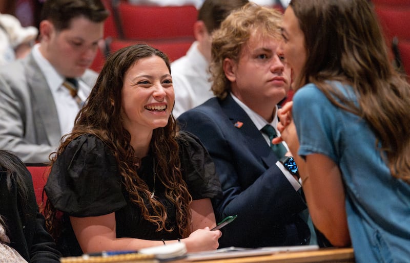 Los estudiantes asisten a un devocional impartido por el élder Gérald Caussé, del Cuórum de los Doce Apóstoles, en BYU–Idaho, el domingo, 14 de junio de 2026.