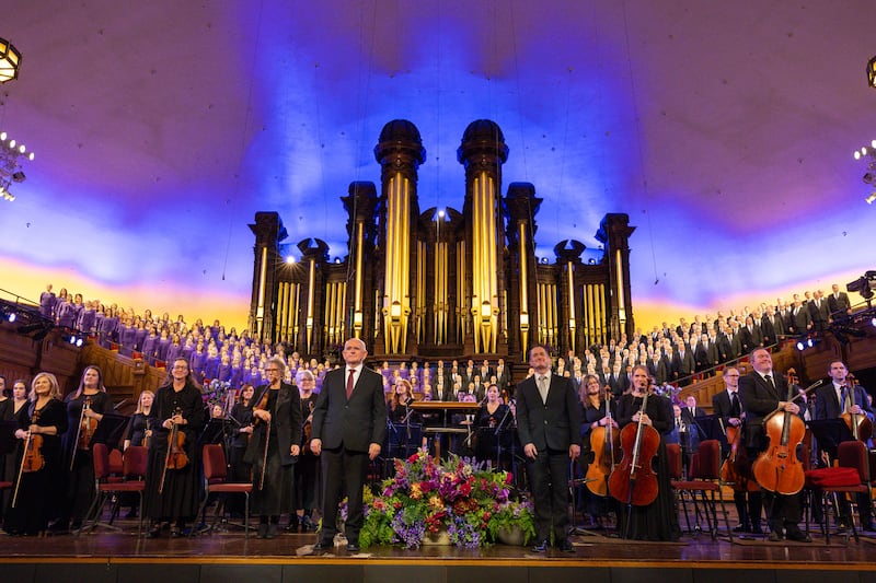 El Coro del Tabernáculo y la Orquesta de la Manzana del Templo se ponen de pie para recibir los aplausos durante una presentación de 2025 de "Música y Palabras de Inspiración" en el histórico edificio del Tabernáculo en la ciudad de Salt Lake.