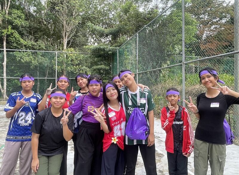 Unas mujeres jóvenes posan para una foto durante el campamento de Mujeres Jóvenes del Distrito de Sibu realizado los días 6 y 7 de junio de 2025, en Malasia Oriental.