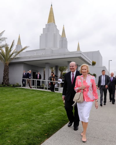 Élder Quentin L. Cook, del Cuórum de los Doce Apóstoles, y su esposa, hermana Mary G. Cook, terminan un recorrido por el recientemente renovado Templo de Oakland, California, de La Iglesia de Jesucristo de los Santos de los Últimos Días, en Oakland, California, el lunes 6 de mayo de 2019.