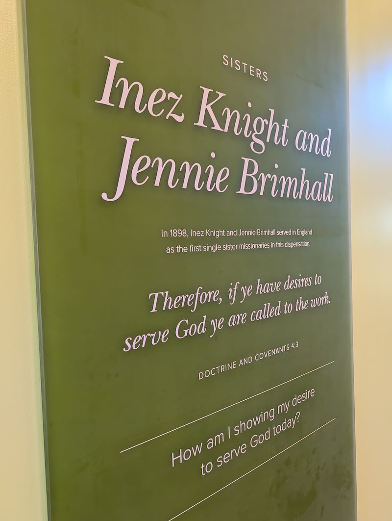Una placa en el Centro de Capacitación Misional de Provo en Provo, Utah, reconoce a las primeras hermanas solteras en servir como misioneras de tiempo completo. En 1898, Inez Knight y Jennie Brimhall comenzaron a servir en Inglaterra.