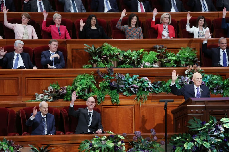Los líderes son sostenidos durante la Conferencia General Anual N° 192 de la Iglesia de Jesucristo de los Santos de los Últimos Días en Salt Lake City el sábado 2 de abril de 2022.