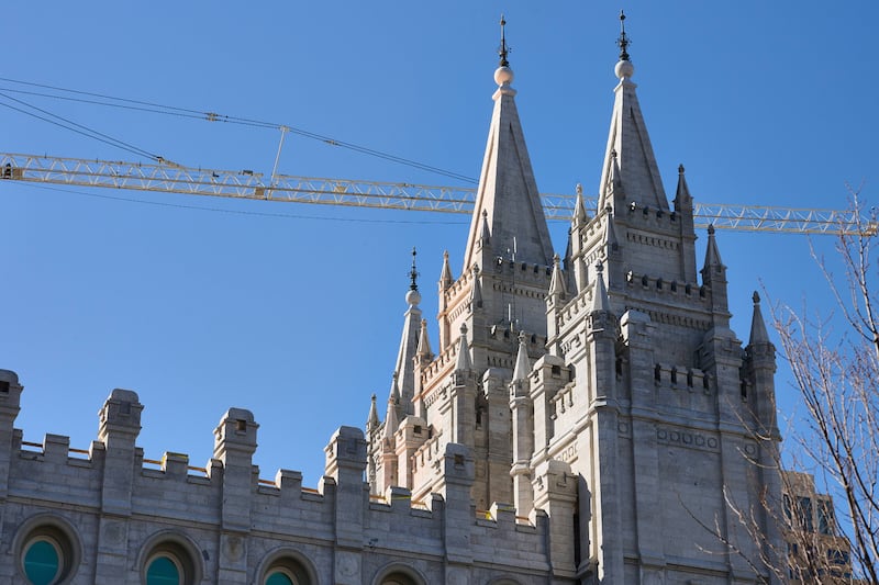 Los últimos proyectos de construcción que requieren el uso de la grúa torre sur se completan antes de su desmantelamiento en el sitio de renovación del Templo de Salt Lake, el miércoles 11 de marzo de 2026, en Salt Lake City.