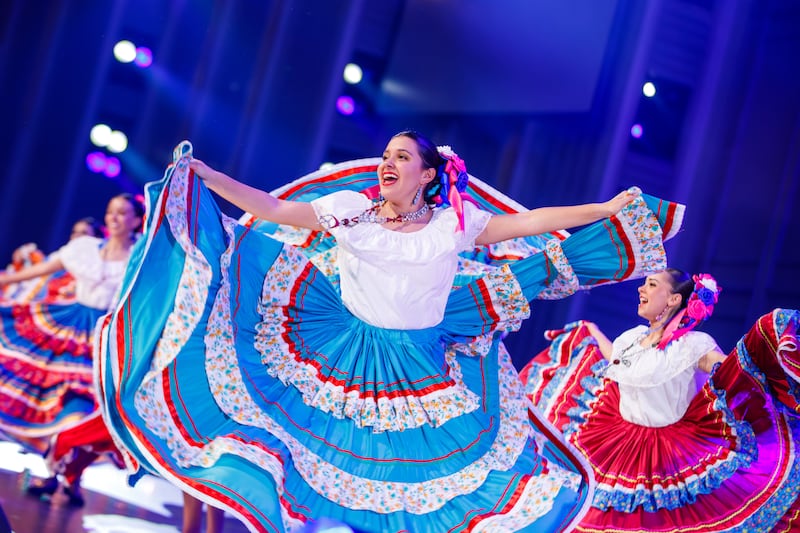 Bailarines vistiendo trajes tradicionales realizan danzas de toda América Latina durante un ensayo general de "Luz de las Naciones" en Salt Lake City, Utah, 3 de noviembre de 2025.