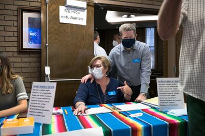 Dan y Lorrie Curriden son voluntarios en un centro de bienvenida de La Iglesia de Jesucristo de los Santos de los Últimos Días en el este de Las Vegas, Nevada, el 27 de abril de 2021. Este es uno de los dos centros en Las Vegas. Hay más de una docena de centros de bienvenida en Norte América