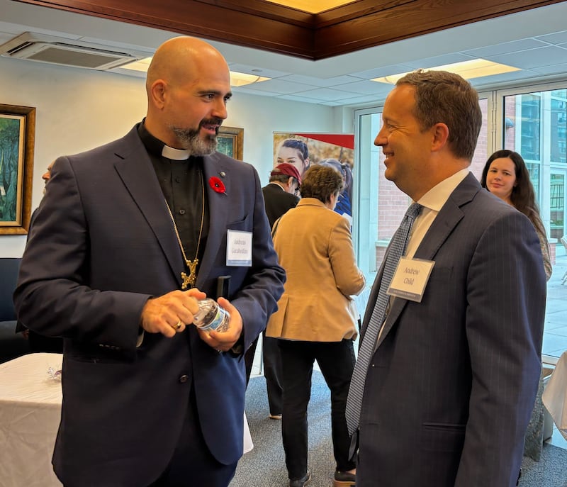 Dos hombres hablan en una reunión interreligiosa en Chicago, Illinois, el 14 de octubre de 2026.
