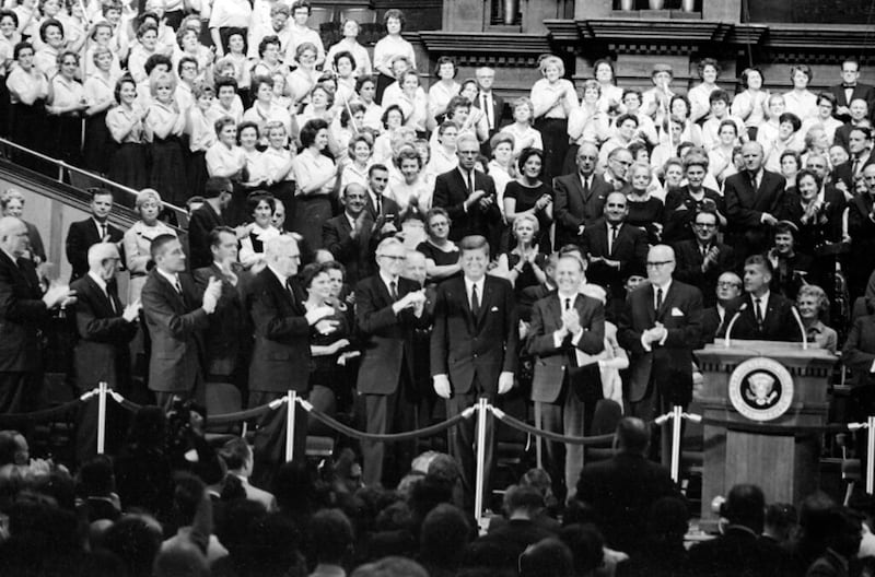 El presidente John F. Kennedy se dirige a una gran congregación en el Tabernáculo el 27 de septiembre de 1963. El Coro del Tabernáculo Mormón proporcionó la música.