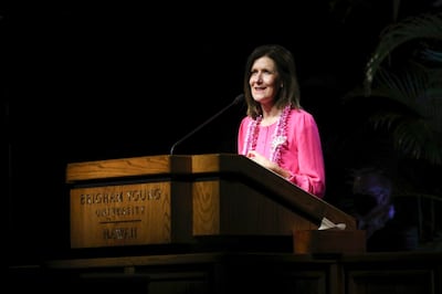 La hermana Michelle D. Craig, de la presidencia general de las Mujeres Jóvenes, da un discurso en el devocional del campus de BYU–Hawái en Laie, Hawái, el 8 de junio de 2021.