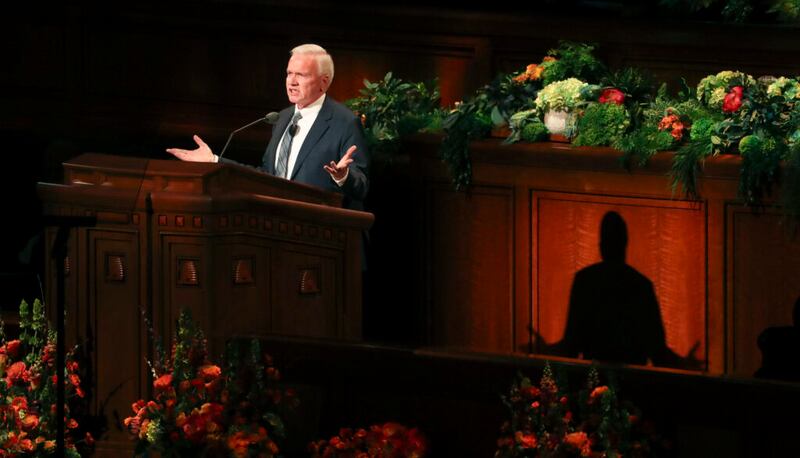 El élder Brook P. Hales, Setenta Autoridad General, da un discurso durante la sesión del sábado por la mañana de la Conferencia General Anual N°189 de La Iglesia de Jesucristo de los Santos de los Últimos Días, el sábado, 6 de abril de 2019.