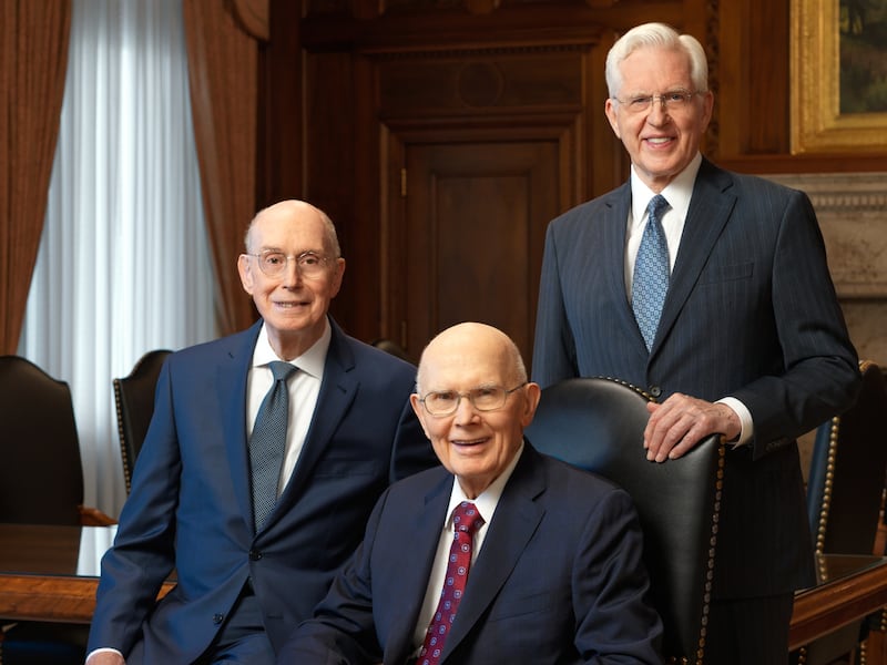 Retrato oficial de la Primera Presidencia: el presidente Dallin H. Oaks y sus consejeros, el presidente Henry B. Eyring, primer consejero, y el presidente D. Todd Christofferson, segundo consejero.