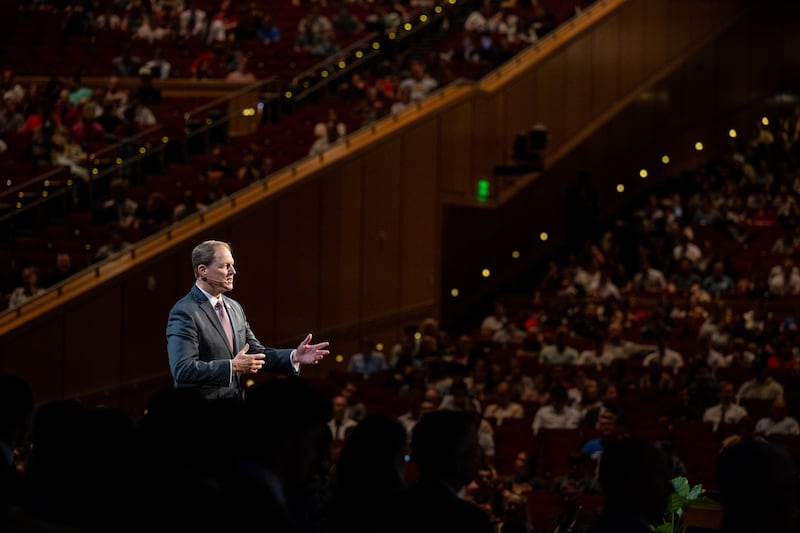 El élder Mark A. Bragg habla a los estudiantes de BYU–Idaho en el I-Center en Rexburg, Idaho, el martes, 2 de junio de 2026.