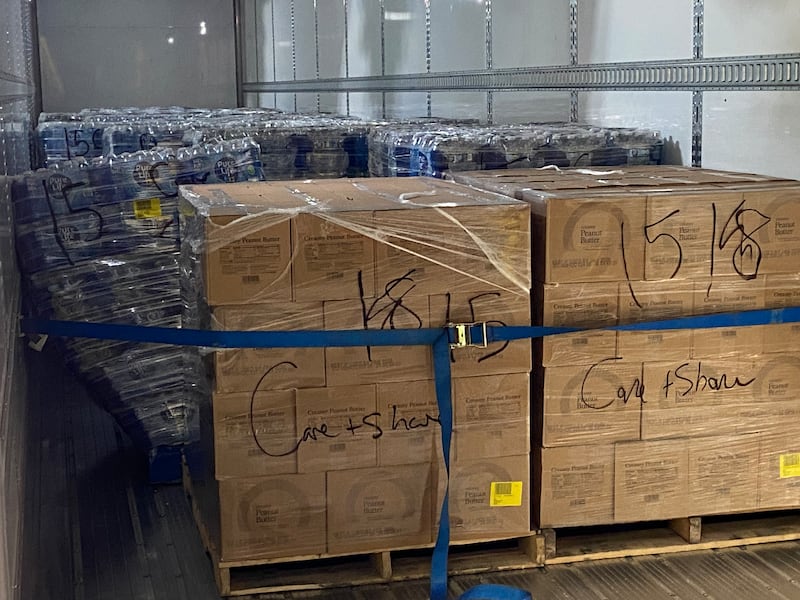 Un camión de carga con agua embotellada, mantequilla de maní y mermelada de La Iglesia de Jesucristo de los Santos de los Últimos Días fue entregado a Care and Share en Colorado Springs, Colorado, para apoyar los esfuerzos contra incendios forestales del incendio Aspen Acres que está ardiendo en el sur de Colorado.