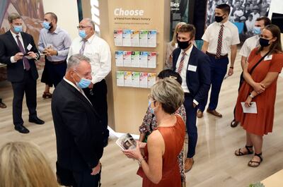 El élder Ulisses Soares, del Cuórum de los Doce Apóstoles, conversa con los asistentes después de la ceremonia de dedicación del Centro de Visitantes del Templo de Mesa Arizona en Mesa, Arizona, el jueves, 12 de agosto de 2021.