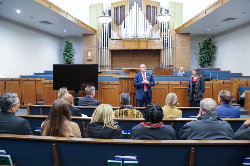 El presidente Justin Matthews habla al grupo Belonging Colorado Cohort dentro de la capilla del Centro de Estaca de Littleton durante la visita al centro de reuniones el 5 de diciembre de 2025 en Denver, Colorado.