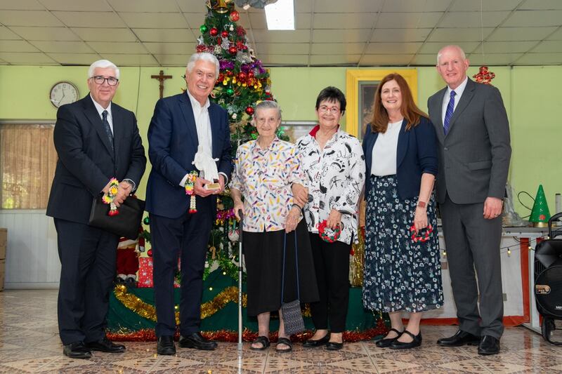 Una fotografía grupal frente a un nacimiento navideño en el Centro de Autoayuda Fátima ubicado en el Good Shepherd Sisters Bangkok.