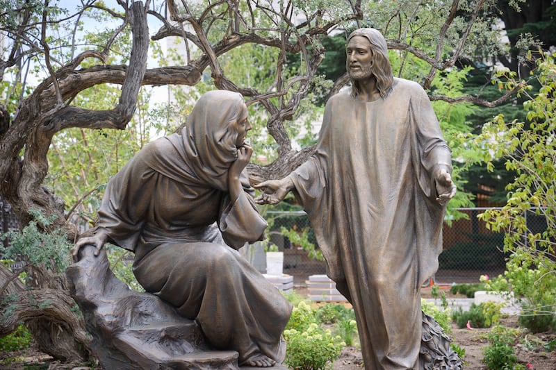 La estatua "Jesucristo y María en el Sepulcro" fue instalada en Temple Square en Salt Lake City, Utah, el 16 de julio de 2026.