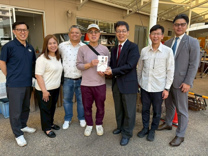 Kojiro Kitani, al centro, representa el Centro de Actividades Sociales Católicas de Kobe en Kobe, Japón, acompañado por miembros de La Iglesia de Jesucristo de los Santos de los Últimos Días —incluyendo a Maribeth Sumang y Renato Sumang, segundo y tercero desde la izquierda— en una presentación de equipo de ayuda humanitaria el 16 de mayo de 2026.