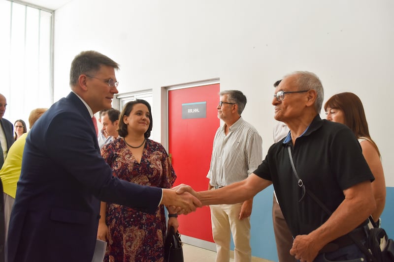 El obispo Sean Douglas, segundo consejero del Obispado Presidente, a la izquierda, saluda a un hombre mientras recorre las instalaciones de un hospital donde la Iglesia donó nuevos equipos médicos en Belén de Escobar, provincia de Buenos Aires, Argentina, el 14 de febrero de 2026.