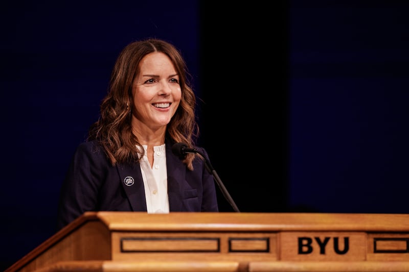 La hermana Wendy Reese, esposa del presidente de la Universidad Brigham Young C. Shane Reese, habla durante el devocional de apertura del semestre de invierno el martes 13 de enero de 2026, en el campus de la universidad en Provo, Utah.