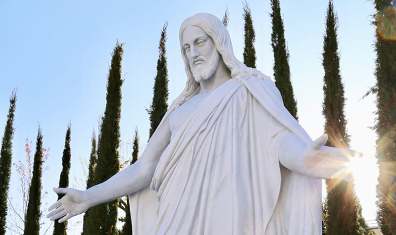 Una estatua de réplica del Cristo en los terrenos del templo de París.
