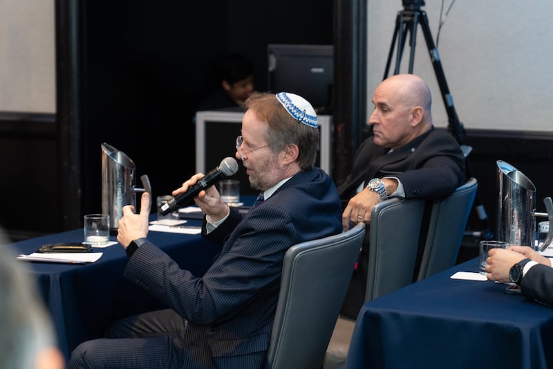 Un líder de fe participa en una discusión mientras asiste al primer Simposio Internacional sobre Libertad Religiosa en Lima, Perú, 4-5 de agosto de 2026.
