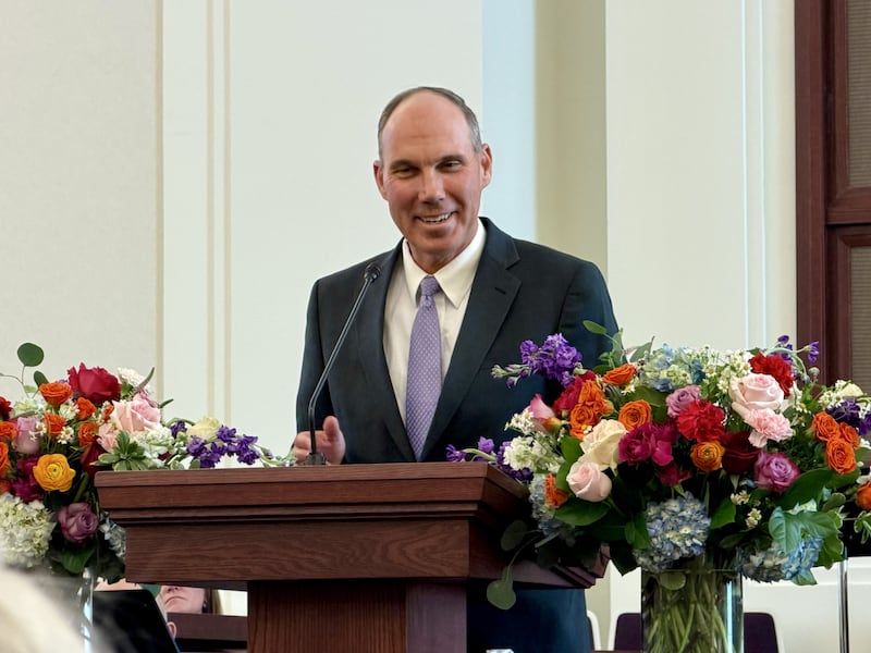 El élder Jonathan S. Schmitt, Setenta Autoridad General y primer consejero en la presidencia del Área Suroeste de los Estados Unidos, se dirige a los asistentes a la ceremonia de la palada inicial del Templo de Fairview, Texas, en Fairview, Texas, el sábado, 21 de febrero de 2026.