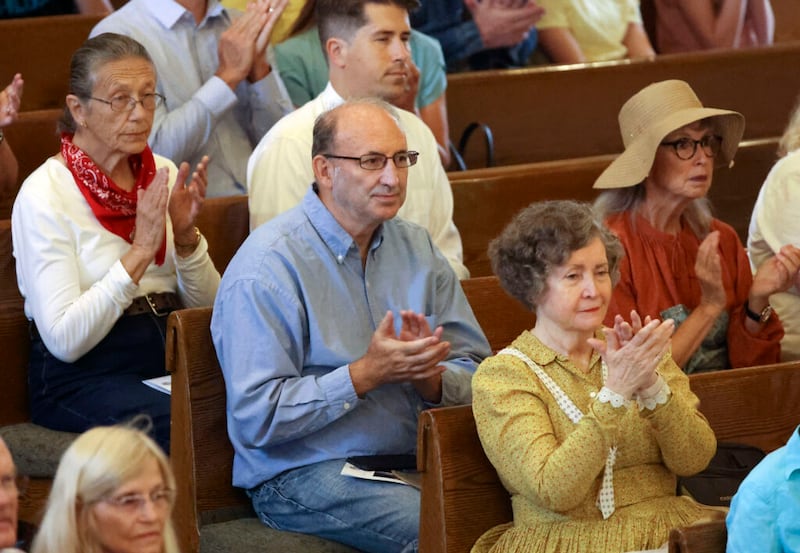 Los asistentes aplauden durante el Sunrise Service, parte del evento de Days of ’47, en el Salón de Asambleas en la Manzana del Templo en Salt Lake City, el viernes, 23 de julio de 2021.