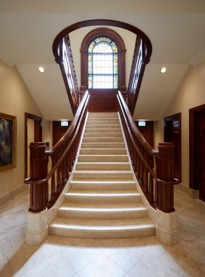 La majestuosa escalera en el Templo de Arequipa, Perú.