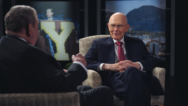 El presidente Dallin H. Oaks, a la derecha, escucha al presidente Jeffrey R. Holland hablar sobre BYU.