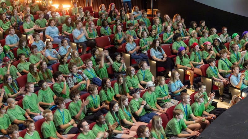 Los jóvenes asisten a una conferencia "Fuerza de la Juventud" en Edmonton, Alberta, Canadá, en julio de 2026.