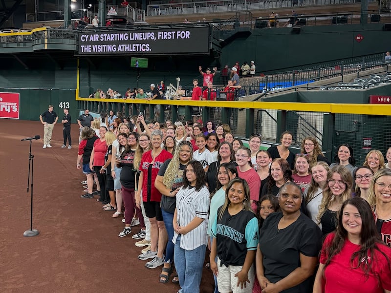 Un coro se reúne para cantar el himno nacional estadounidense en un juego de béisbol de los Diamondbacks de Arizona en Phoenix, Arizona, el lunes 20 de julio de 2026.