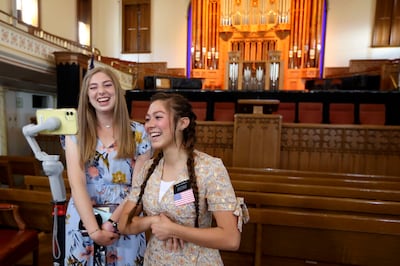 La hermana Kate Johnson y la hermana DaMinika Rodriguez hacen un recorrido virtual por el Salón de Asambleas en Salt Lake City el miércoles, 28 de abril de 2021.