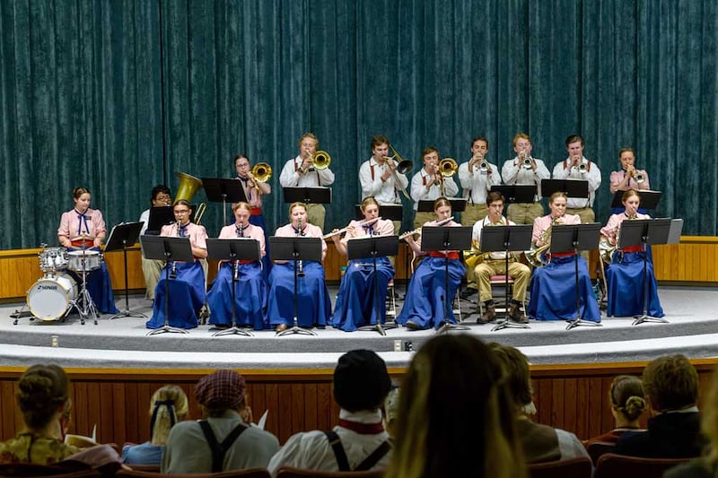 Los jóvenes misioneros se presentan en la banda de música en la histórica Nauvoo, Illinois.