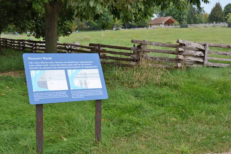 Un nuevo letrero en el Distrito del Templo de Nauvoo explica acerca de los barrios en la histórica ciudad de Nauvoo, Illinois.