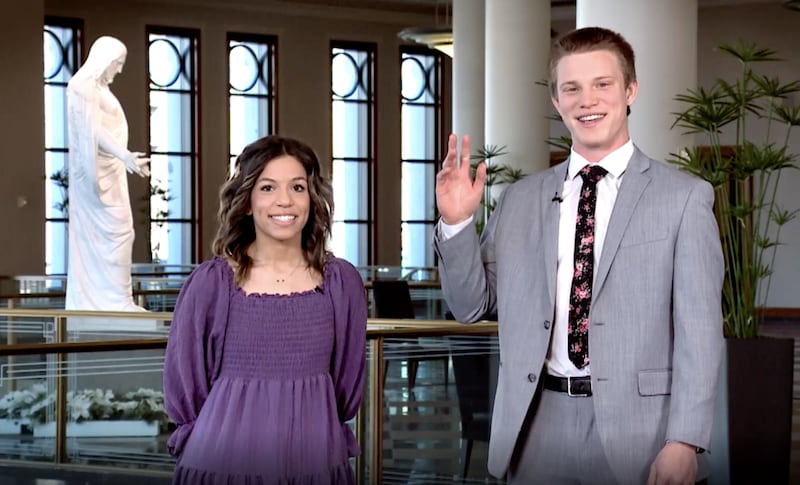 Los jóvenes copresentadores Kaylee Guillén y Joe Kennaley dan la bienvenida a los espectadores del evento Cara a Cara para los jóvenes del 9 de marzo de 2022.