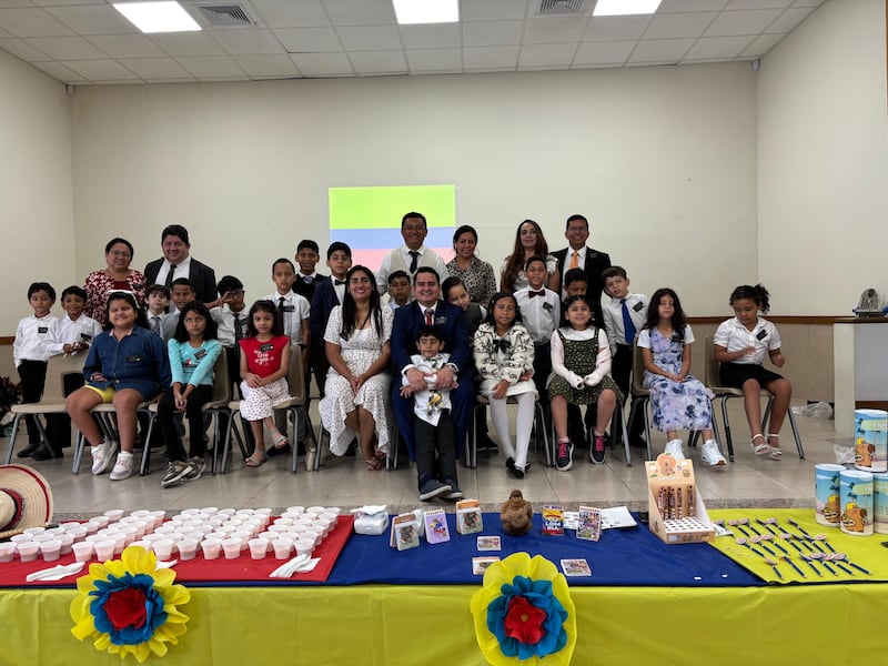 Niños y líderes de la Primaria de la Estaca Samborondón Ecuador posan para una foto con la bandera de Colombia durante la actividad del centro de capacitación misional mini de la estaca en Guayaquil, Ecuador, el 21 de febrero de 2026.